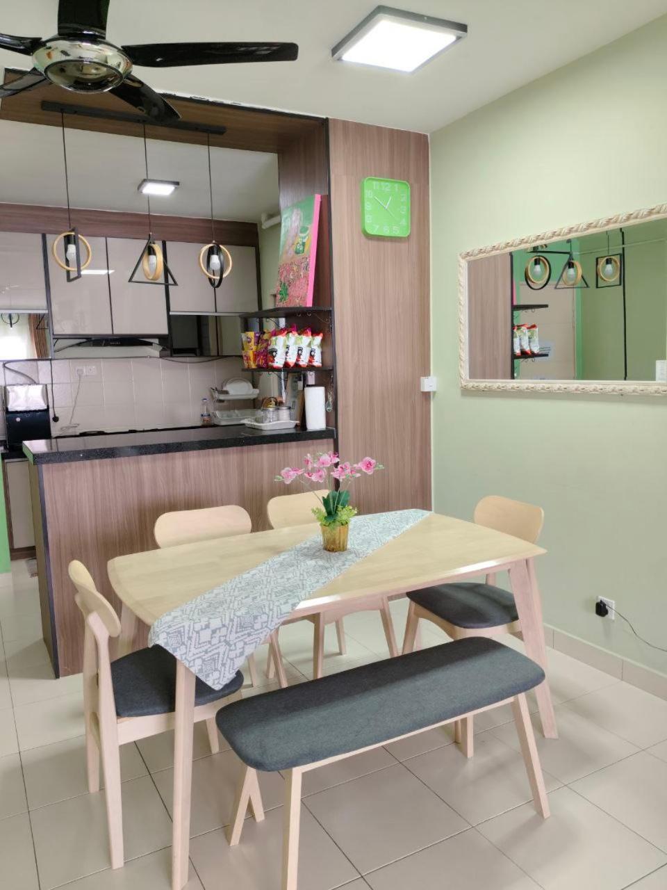 Nena Homestay Setia Alam, Air Conditioned, High Speed Internet シャー・アラム エクステリア 写真